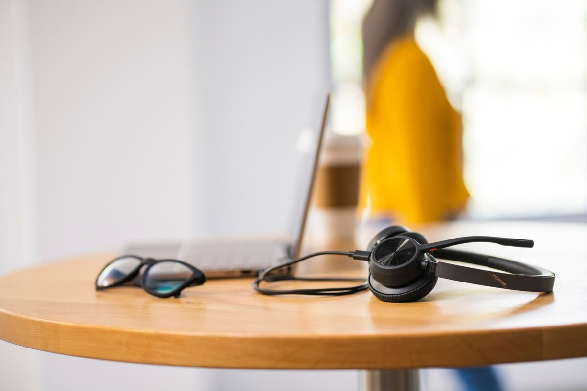 Poly Voyager 4320 BT700 Black - Image 3