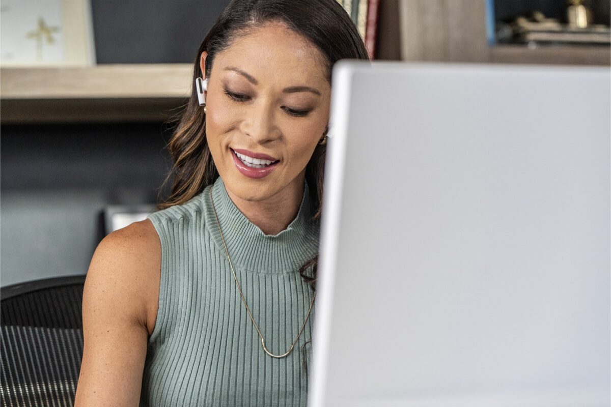 Poly Voyager Free 60 UC Black Earbuds +BT700 USB-C Adapter +Basic Charge Case - Image 4